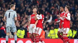 跻身世界足 跻身世界足